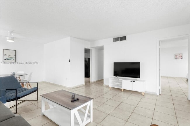 Building Photo - 9440 W Bay Harbor Dr