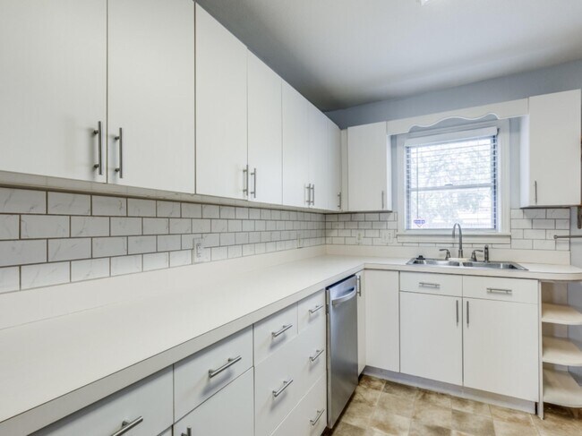 Foto del edificio - 5921 Locke Ave