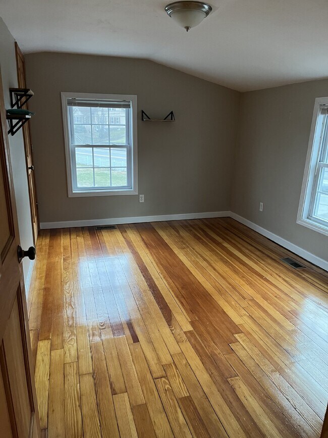 Building Photo - Charming 2 Bed, 1.5 Bath Rental in Worcest...
