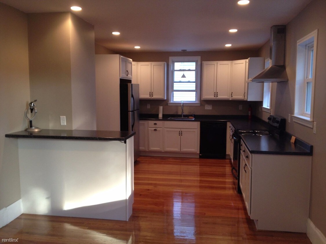 Primary Photo - 70 Larch St