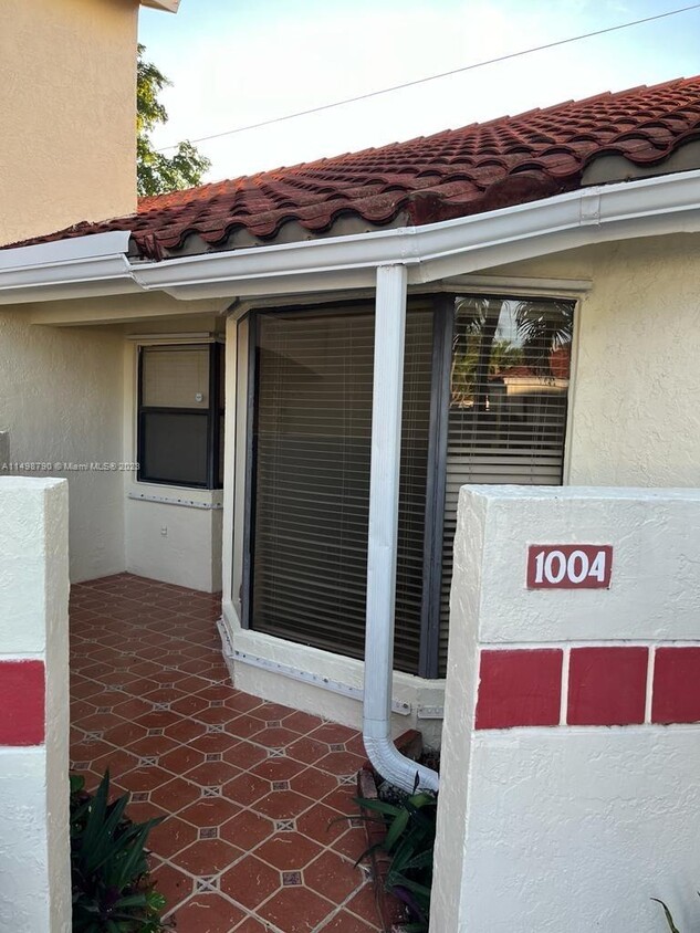 Primary Photo - 1004 San Remo Cir