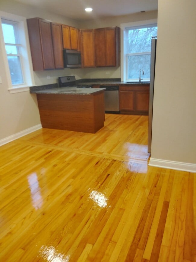 Foto del edificio - 7211 N Damen Ave