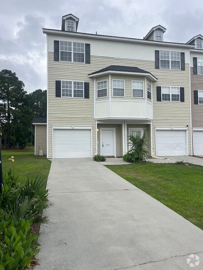 Building Photo - 4500 Great Oak Dr