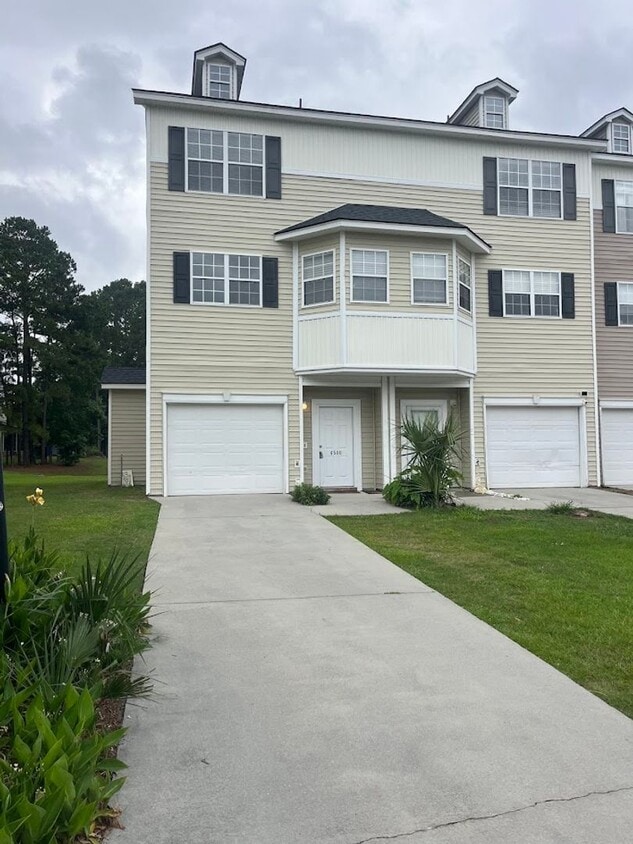 Foto principal - Available now. 3BR/3.5 BA Townhome in Ashl...