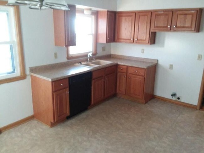 Building Photo - 3352 S. 84th Street - 3 Bedroom Upper
