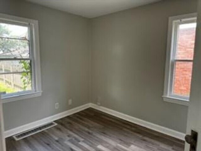Building Photo - 4 bed Home on quiet street