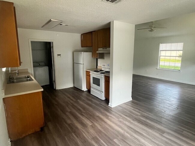 Building Photo - Newly Renovated 3/2