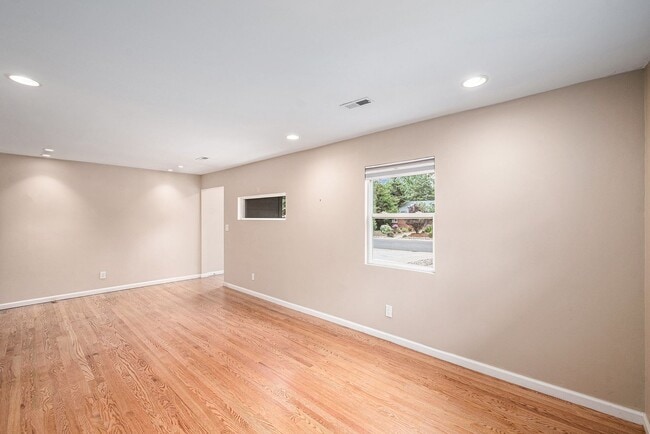 Building Photo - Beautifully renovated home in Montclair wi...