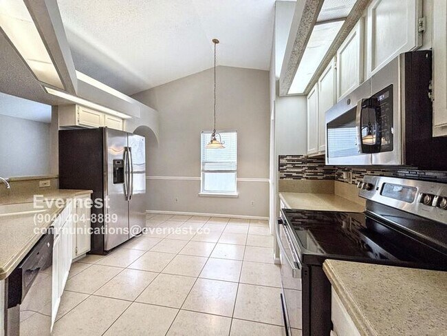 Foto del edificio - Lovely 4-Bedroom Home with Fireplace and F...