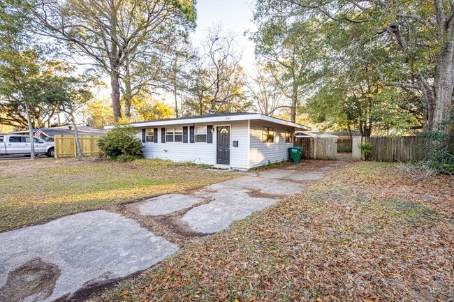 Building Photo - Cute Home with Fenced in back yard!