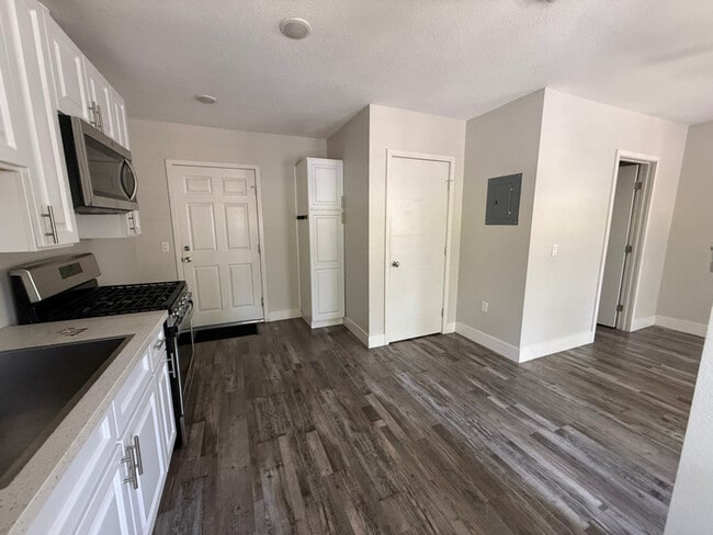 Building Photo - 2000 6th St