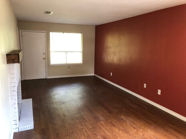 Building Photo - 2405 Long Dr