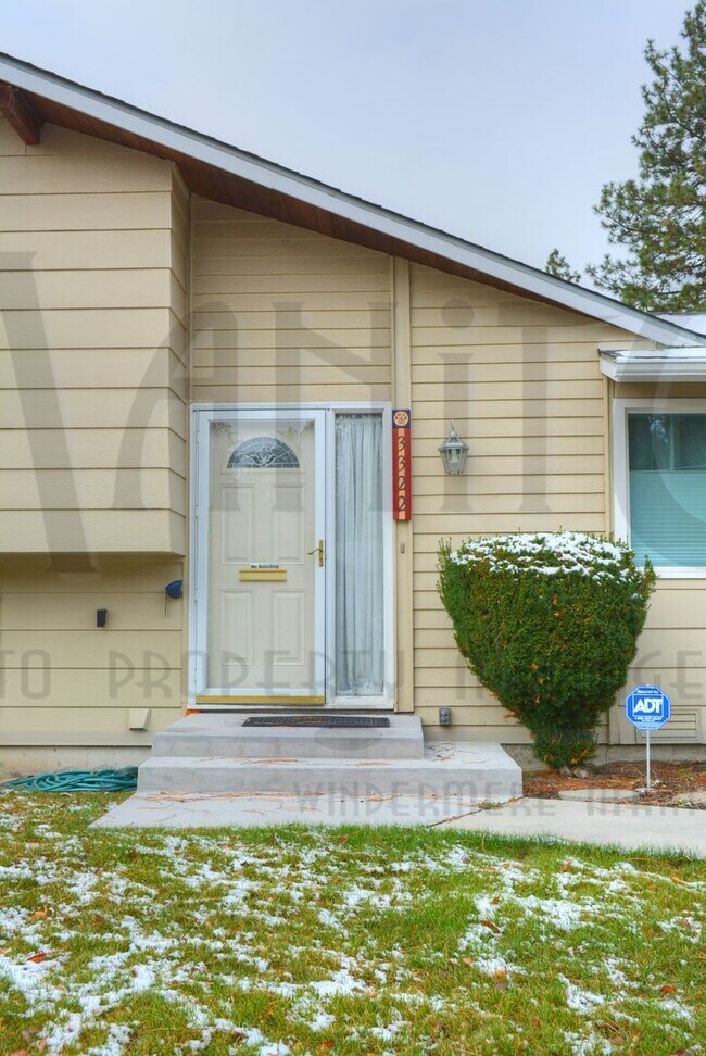 Building Photo - Conveniently Located South Hill Home