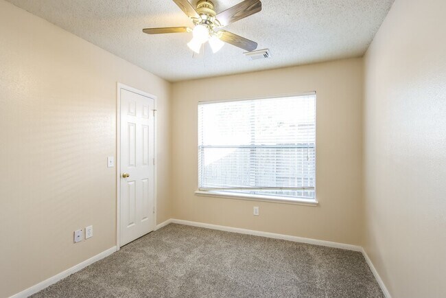 Foto del edificio - 7131 Maple Walk Dr
