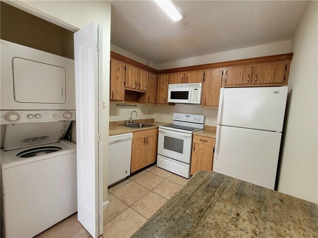 Building Photo - 11096 Royal Palm Blvd