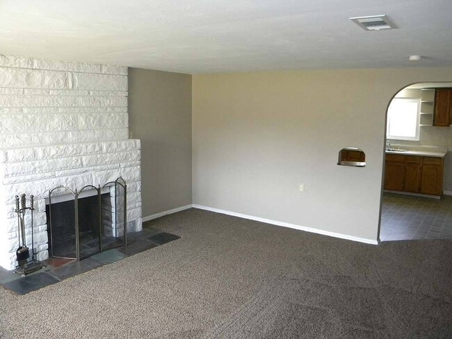 Building Photo - Charming Ranch with Fireplace, 2 Garages & Large Yard