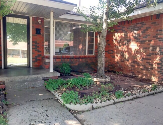Foto del edificio - Cozy & Convenient Living in NE OKC with this 2-bedroom Home!
