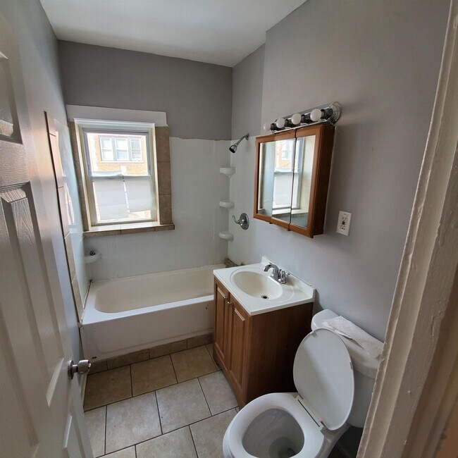 Building Photo - 439 East 111th Place - 3W