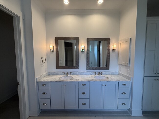 Building Photo - 427 Colony Dr