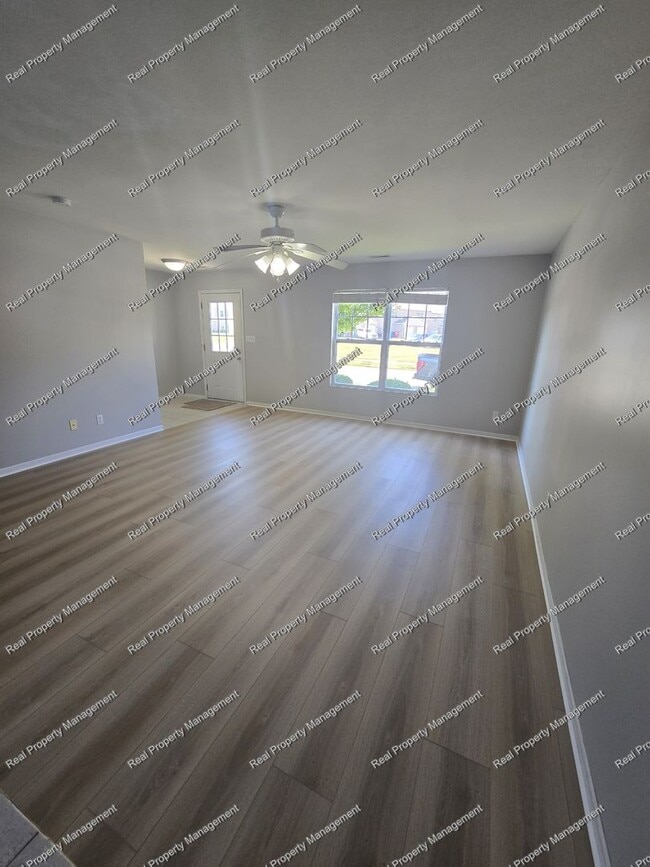 Building Photo - 10401 Paramount Way