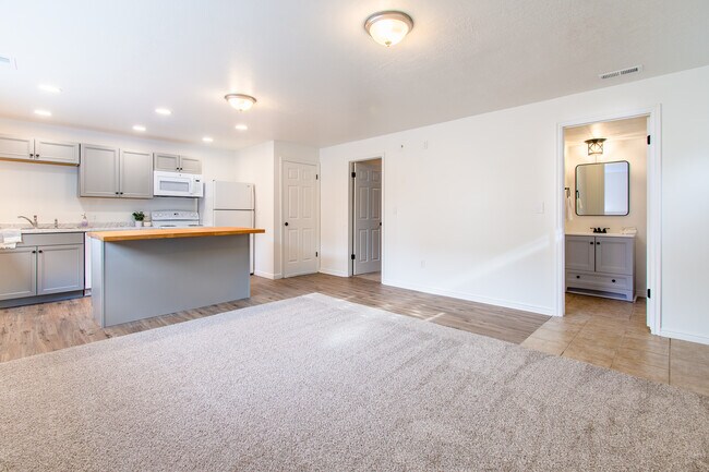 Comfortable 1 bed / 2 bath apartment - 81 S 220 W