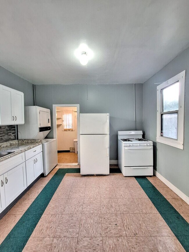 Building Photo - Charming 2bd House With New Paint and New ...