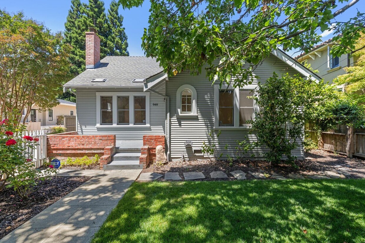 Primary Photo - Charming 2BR Cottage in Premier Crescent P...