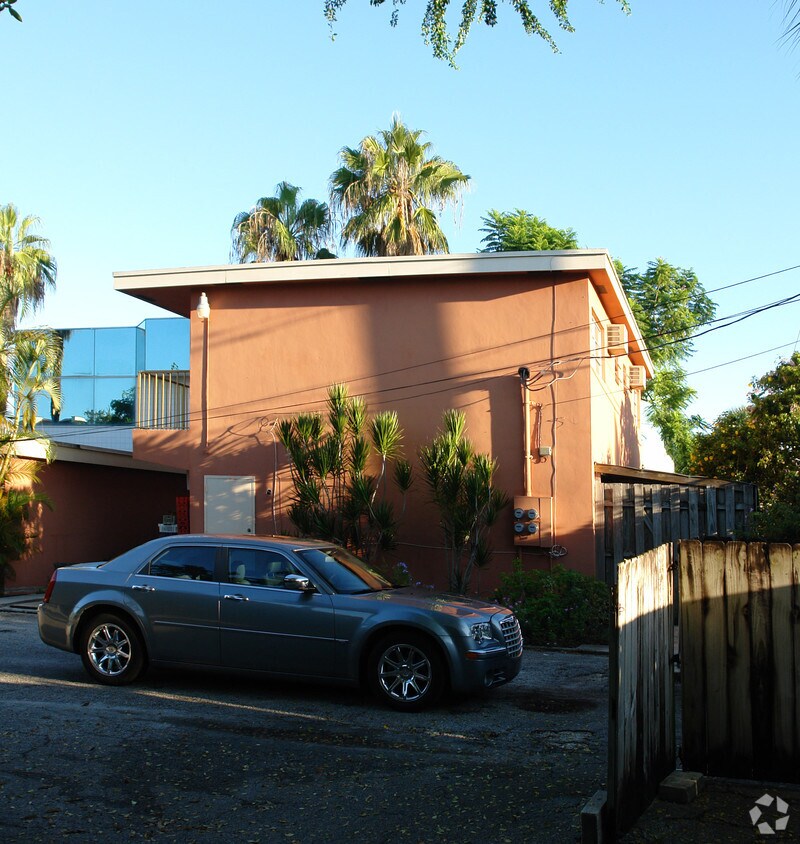Foto del edificio - 618 NE 3rd Ave