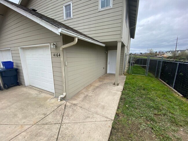 Foto del edificio - large 3 Bedroom 2.5 Bath Springfield duplex