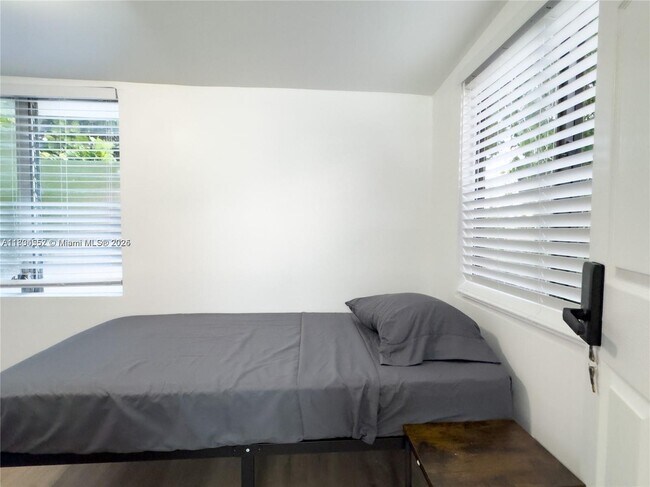 Foto del edificio - 2469 SW 15th St