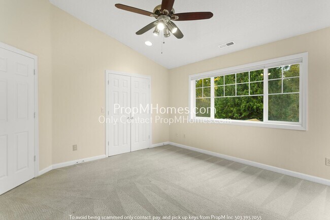 Building Photo - Enchanting 3-Bedroom Townhome in Hillsdale...