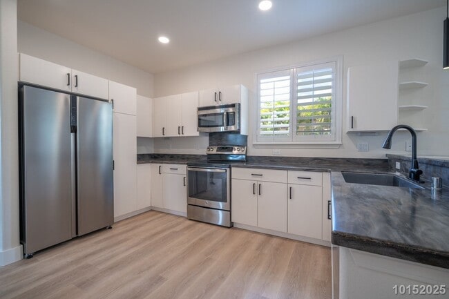 Foto del edificio - Available now!  Beautifully upgraded 4-bdr...