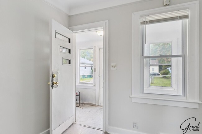 Building Photo - 3 Bed Bungelow $1250.00/mo