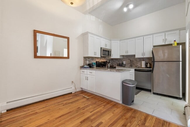 Building Photo - 113 W Dedham St