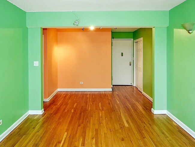 Foto del edificio - 33-04 Junction Blvd