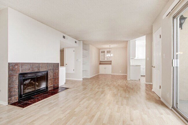 Building Photo - 1133 16th St in Santa Monica - North of Wi...
