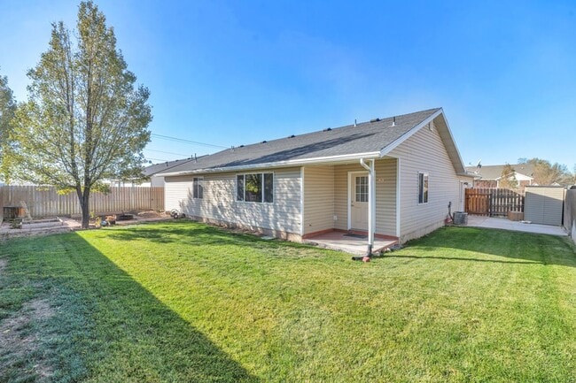 Building Photo - 3 Bed - 2.5 Bath, Beautiful Home in Ogden - Fully Fenced Yard! - Available on June 10th!