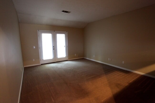 Building Photo - 3B/2B Duplex Available for August!