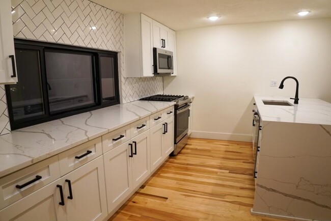 Building Photo - Luxury 2 bed 2 bath, amazing Southside loc...