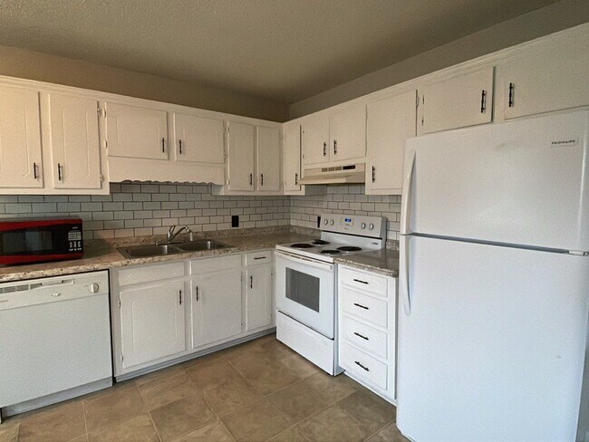 Foto del edificio - 2 Bedroom 1.5 Bath Townhome - FIRST FULL MONTH RENT FREE!!