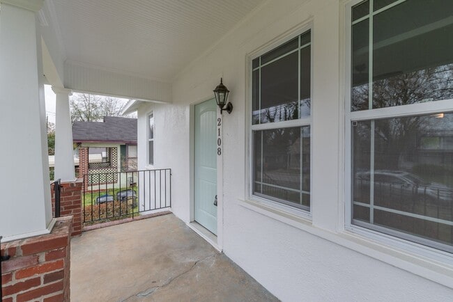 Building Photo - Spacious 2 Bedroom Cottage w/ Granite & Ha...