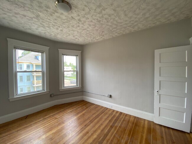 Building Photo - 8 Kingsdale St