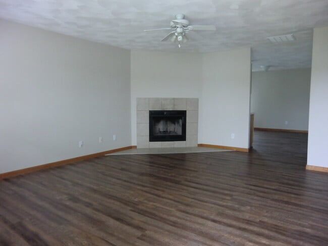 Building Photo - 211 Autumn Pine Dr