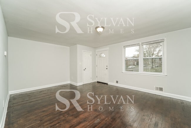 Building Photo - The living is easy in this 4 bedroom, 2 bathroom townhome