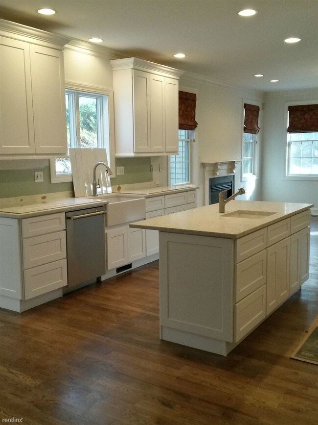 Building Photo - 4 br, 5.5 bath House - 67 Weed St