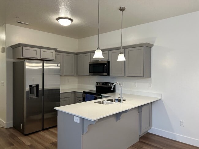 Building Photo - 684 N 380 W