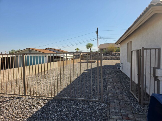 Foto del edificio - Spacious 3-Bedroom Home with RV Parking & 3-Car Garage in Bullhead City