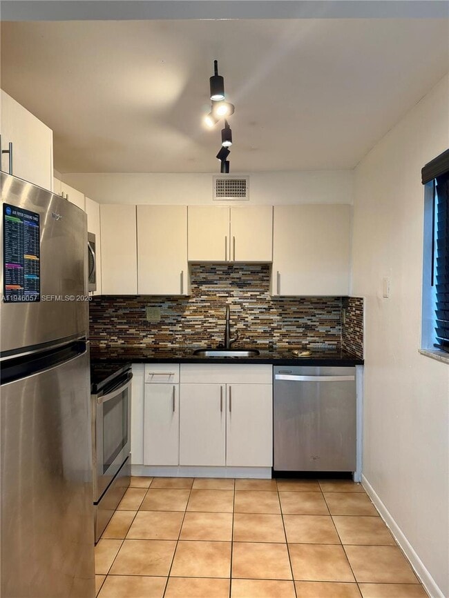 Building Photo - 9920 NW 68th Pl