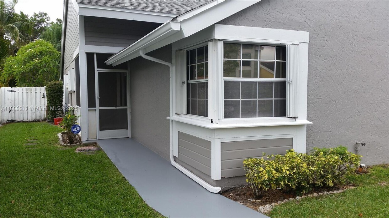 Foto principal - 11071 SW 11th Pl