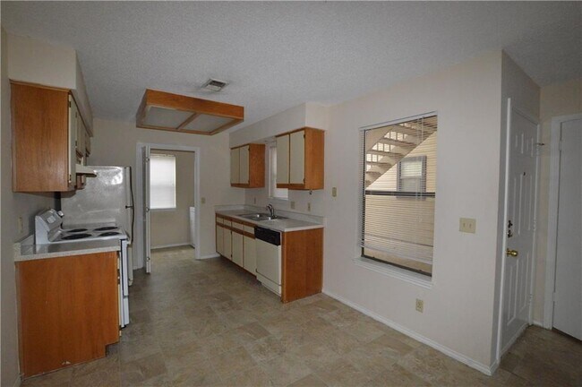 Building Photo - 903 Romeria Dr